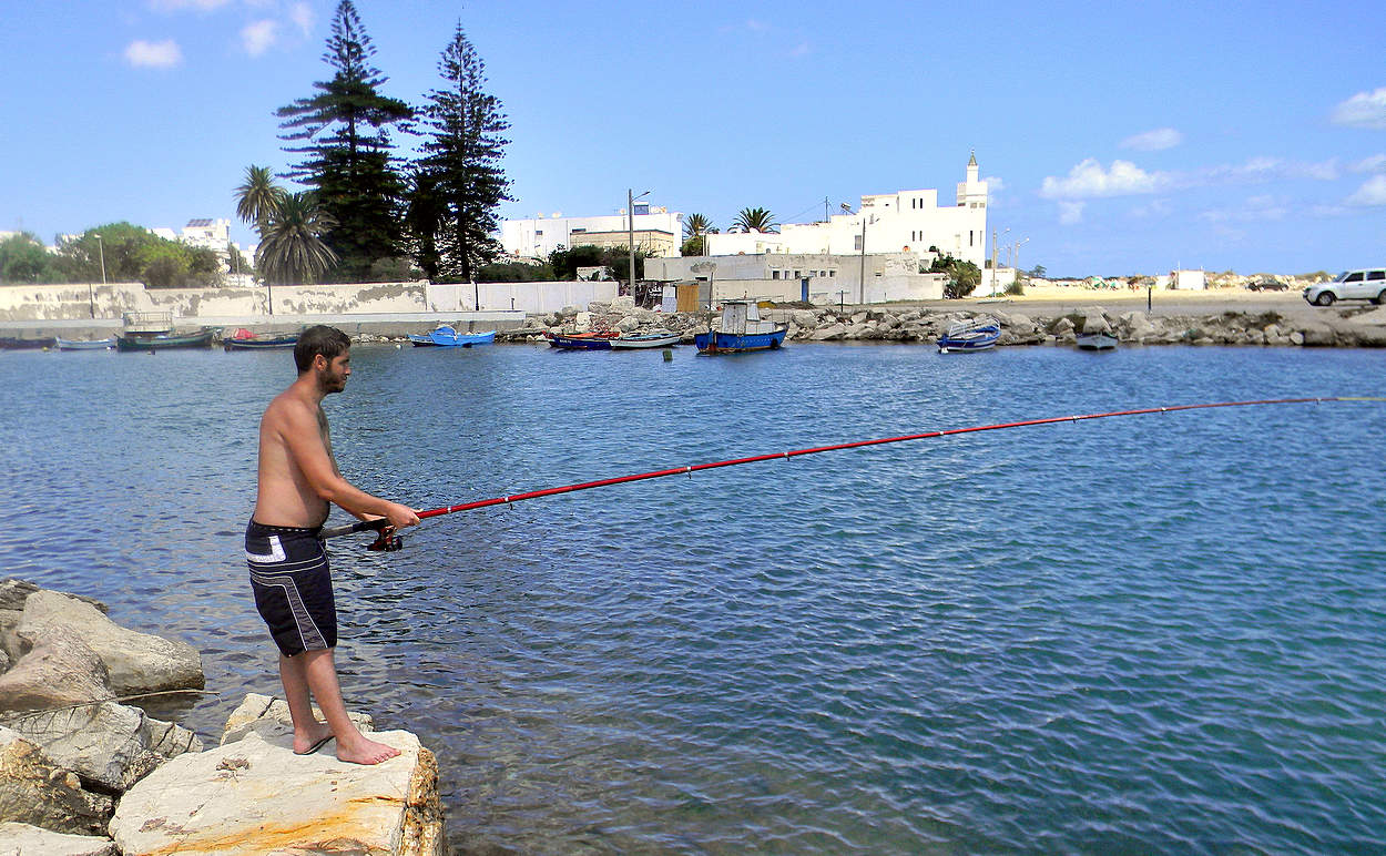 Рыбалка в бухте моря в Тунисе
