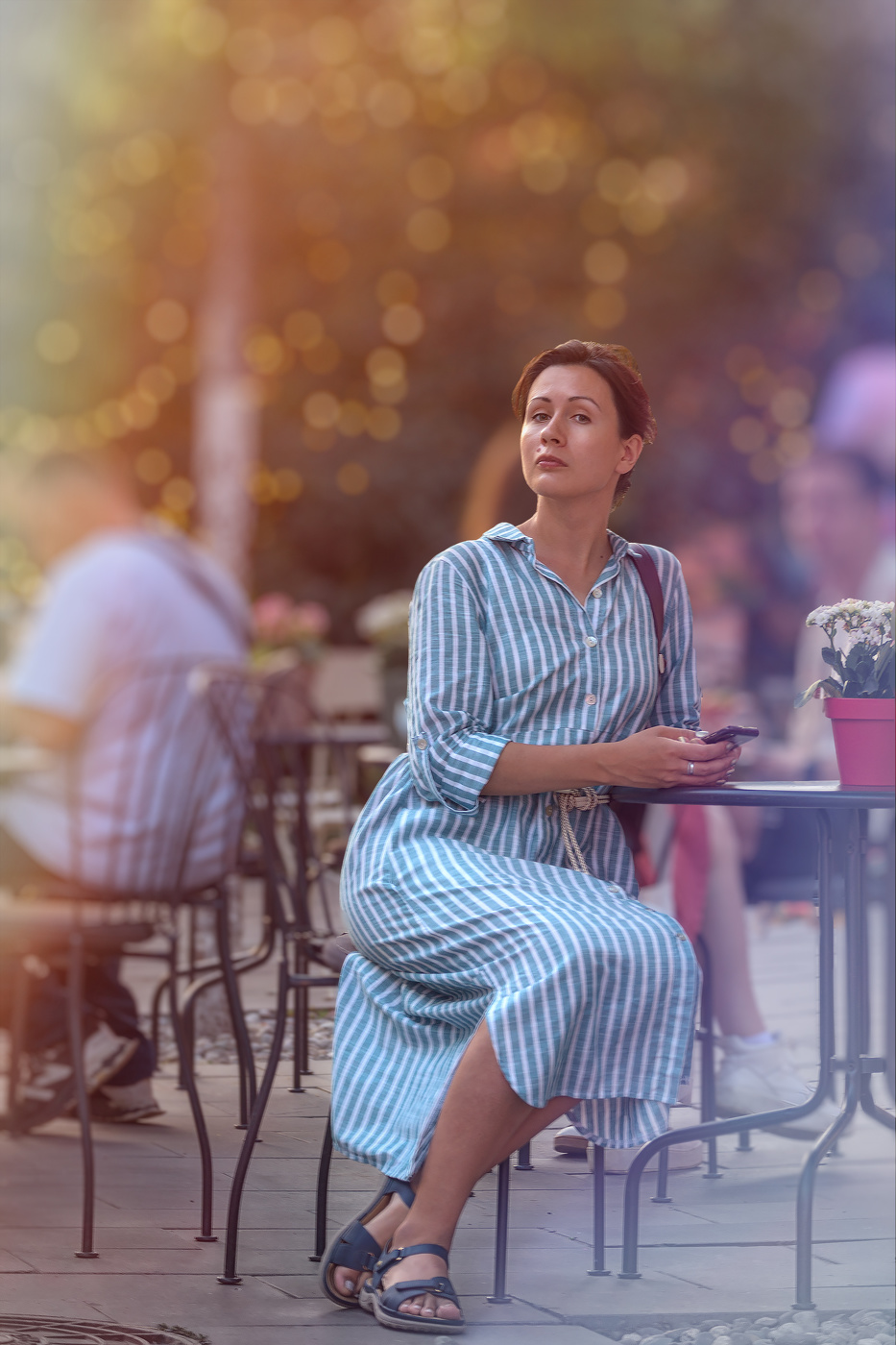 За столиком кафе