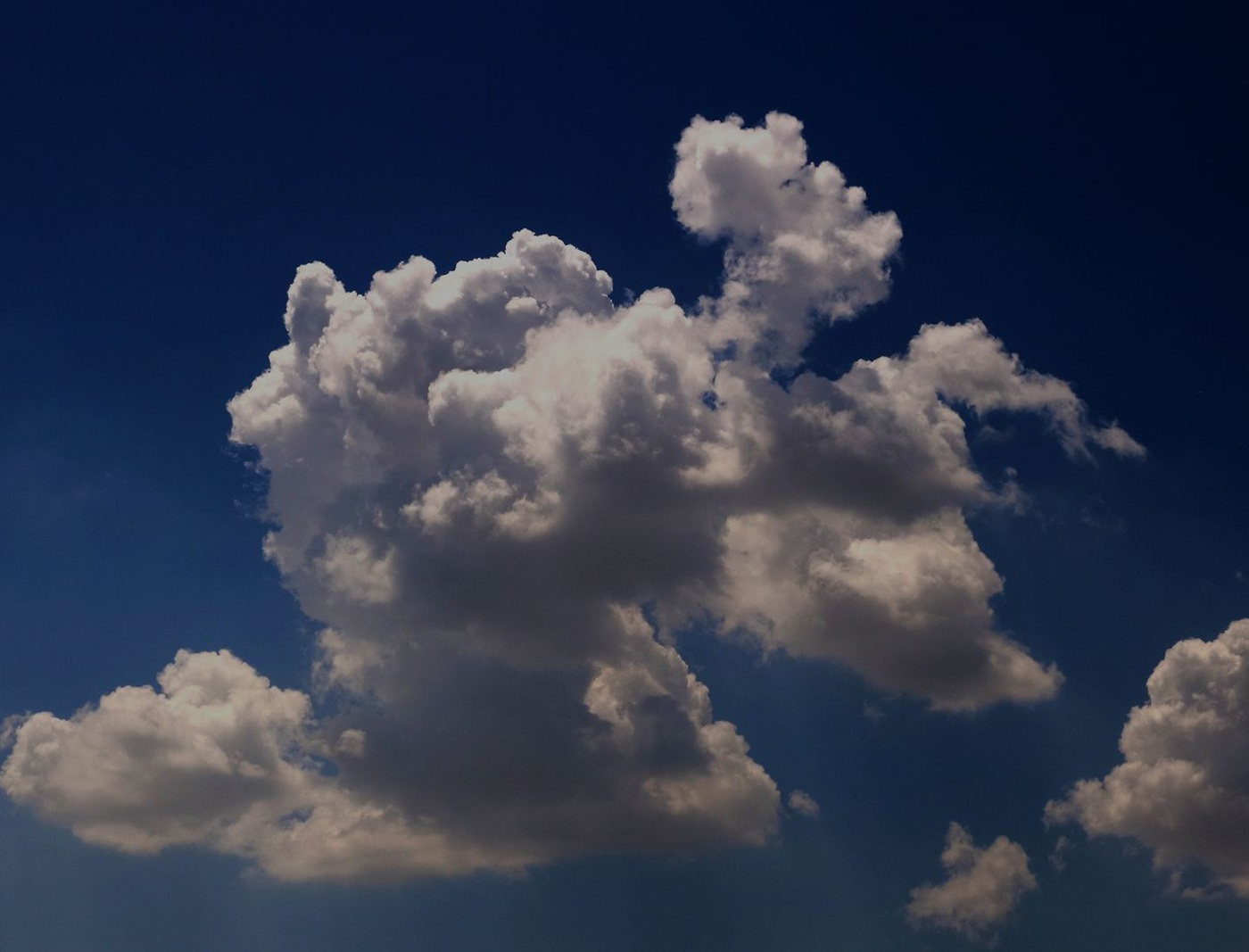 Баба Ёжка по небу летит