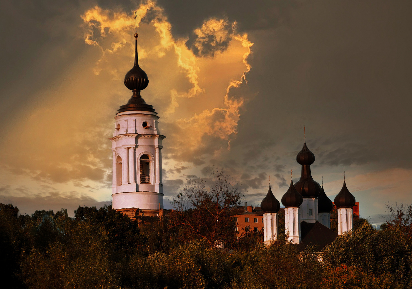В ПОСЛЕДНИХ СОЛНЕЧНЫХ ЛУЧАХ.
