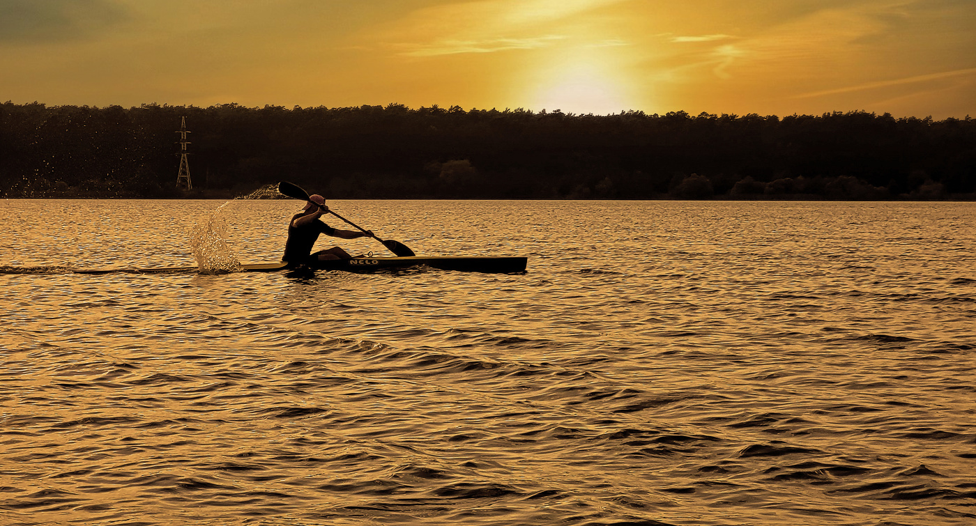 В Золотой закат.
