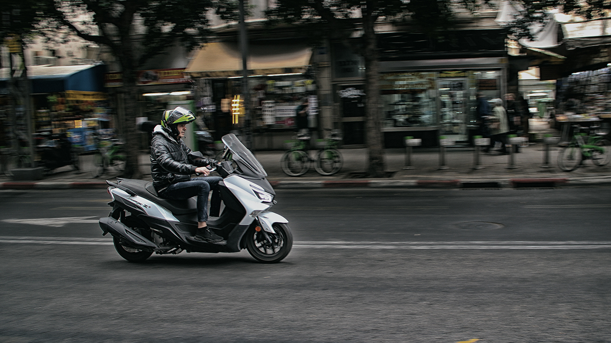 На улицах города...