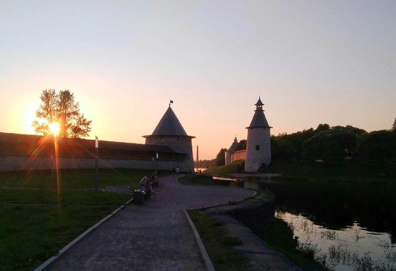 Закат над рекой Псковой