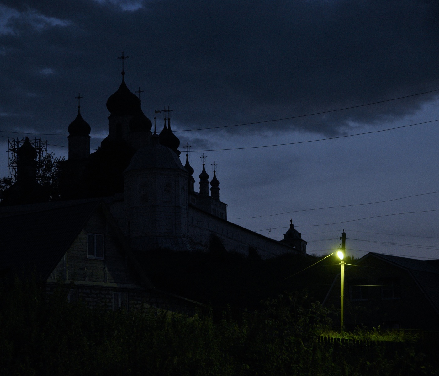 "Грустит в ночи фонарь скрипучий ..."