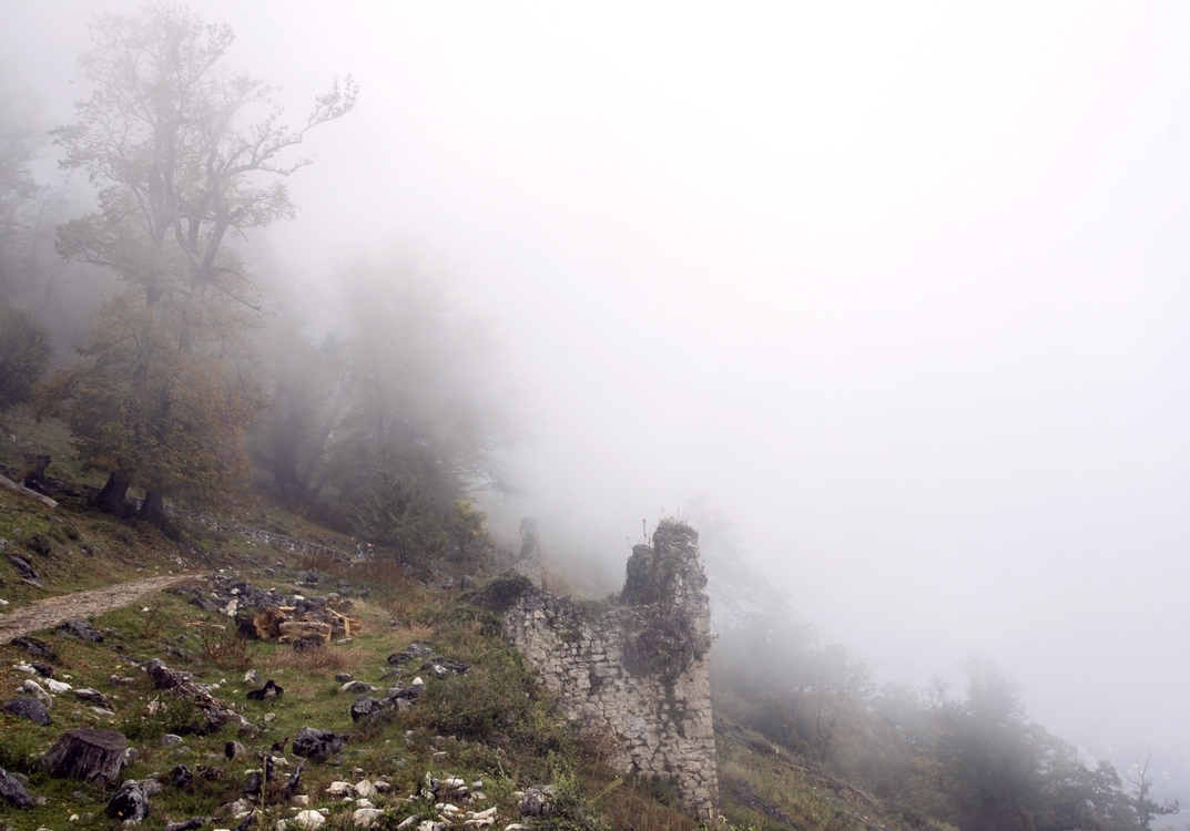 На развалинах...