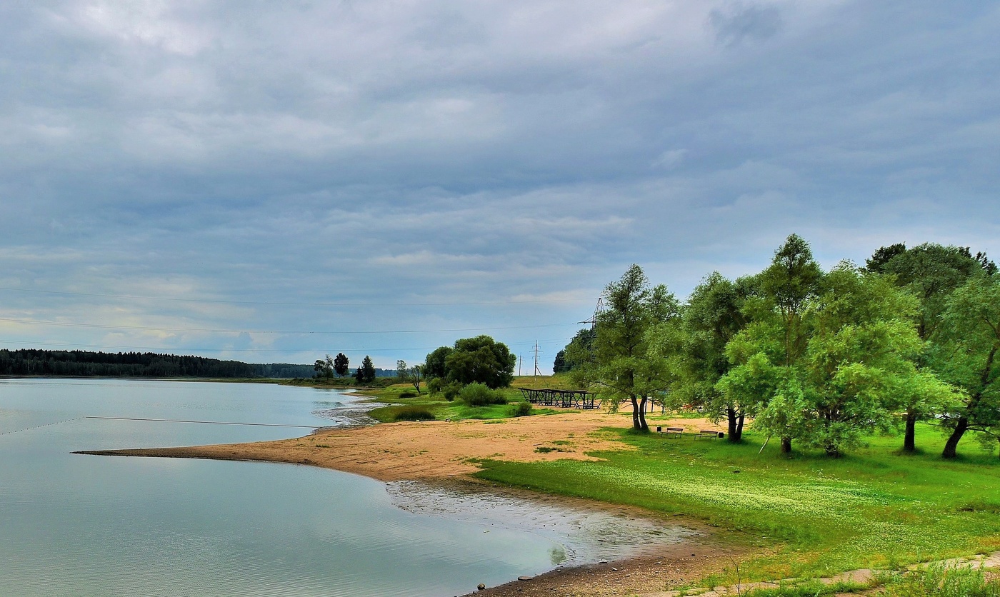 "Наш милый пляж - в постыдном запустенье ..."