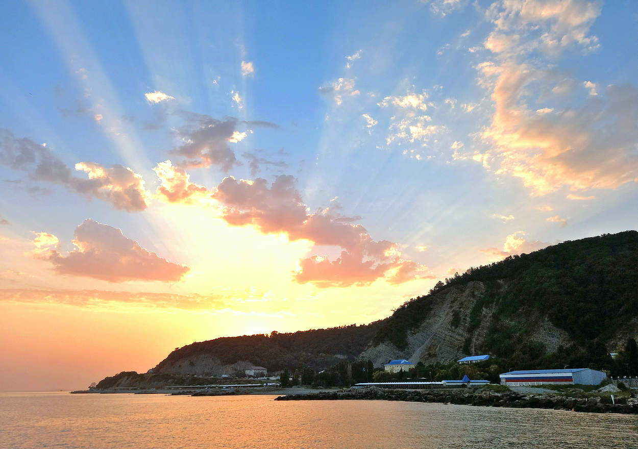 Вечерний солнечный салют на море