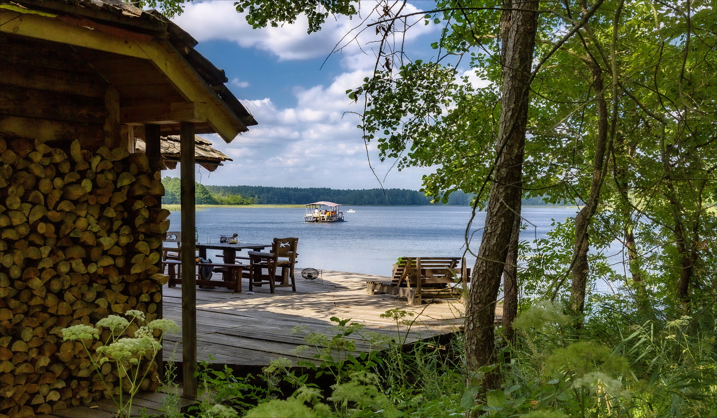 По глади голубых озер...