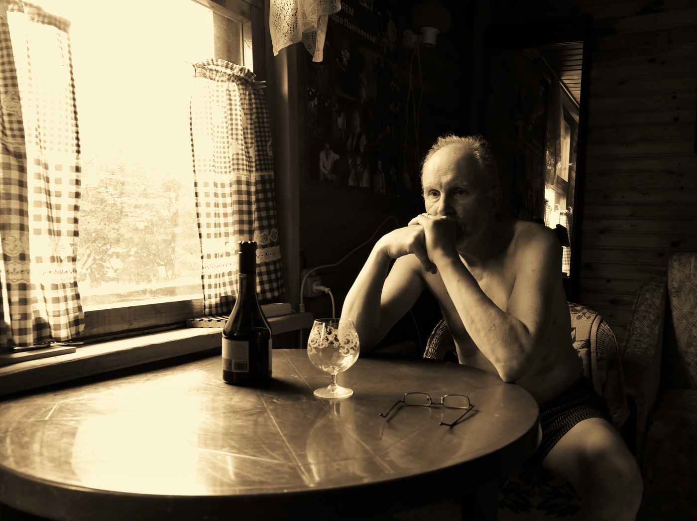 "Ты один. Бутылка вина, как пролог ..."