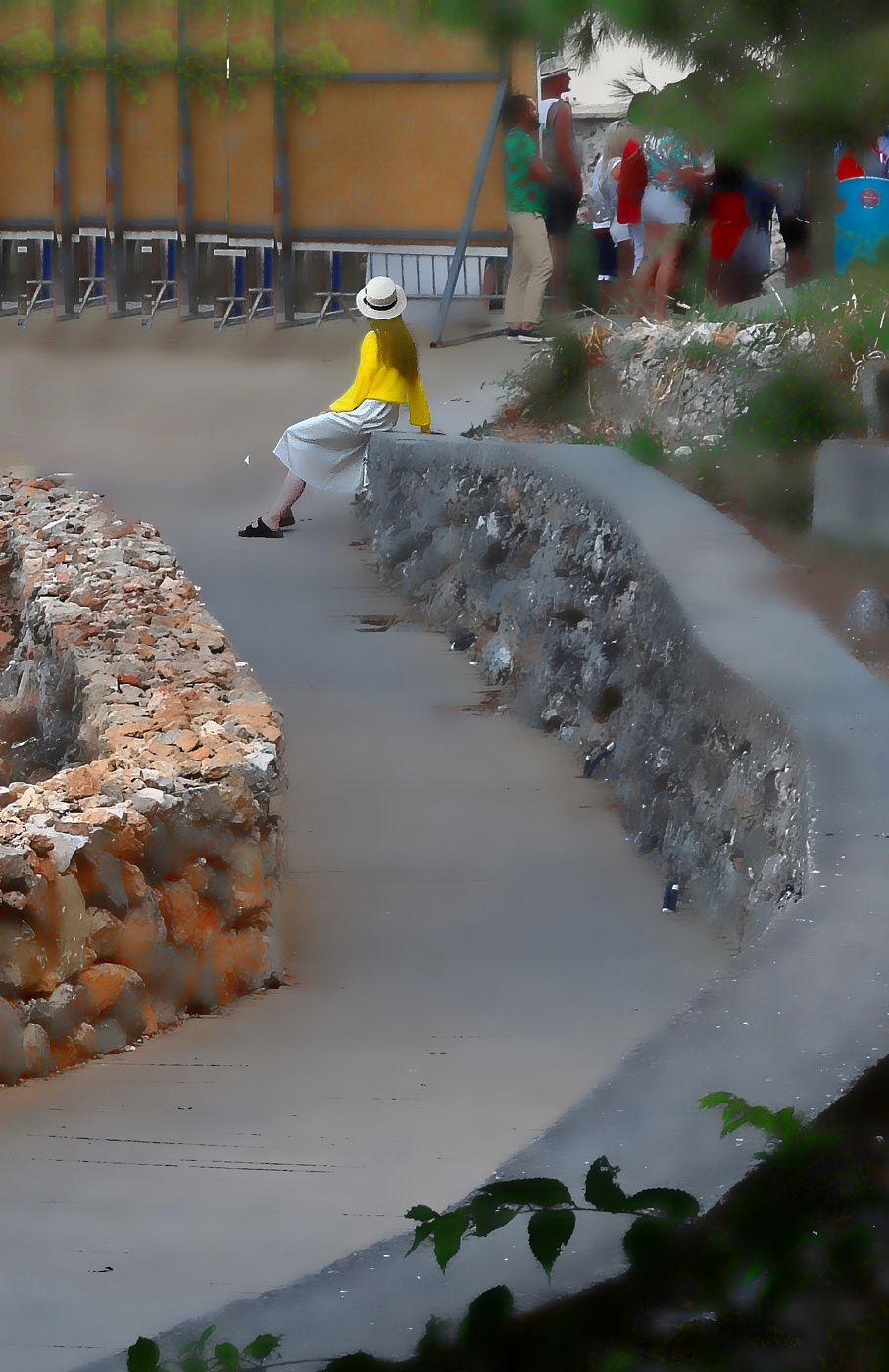 В сторонке...