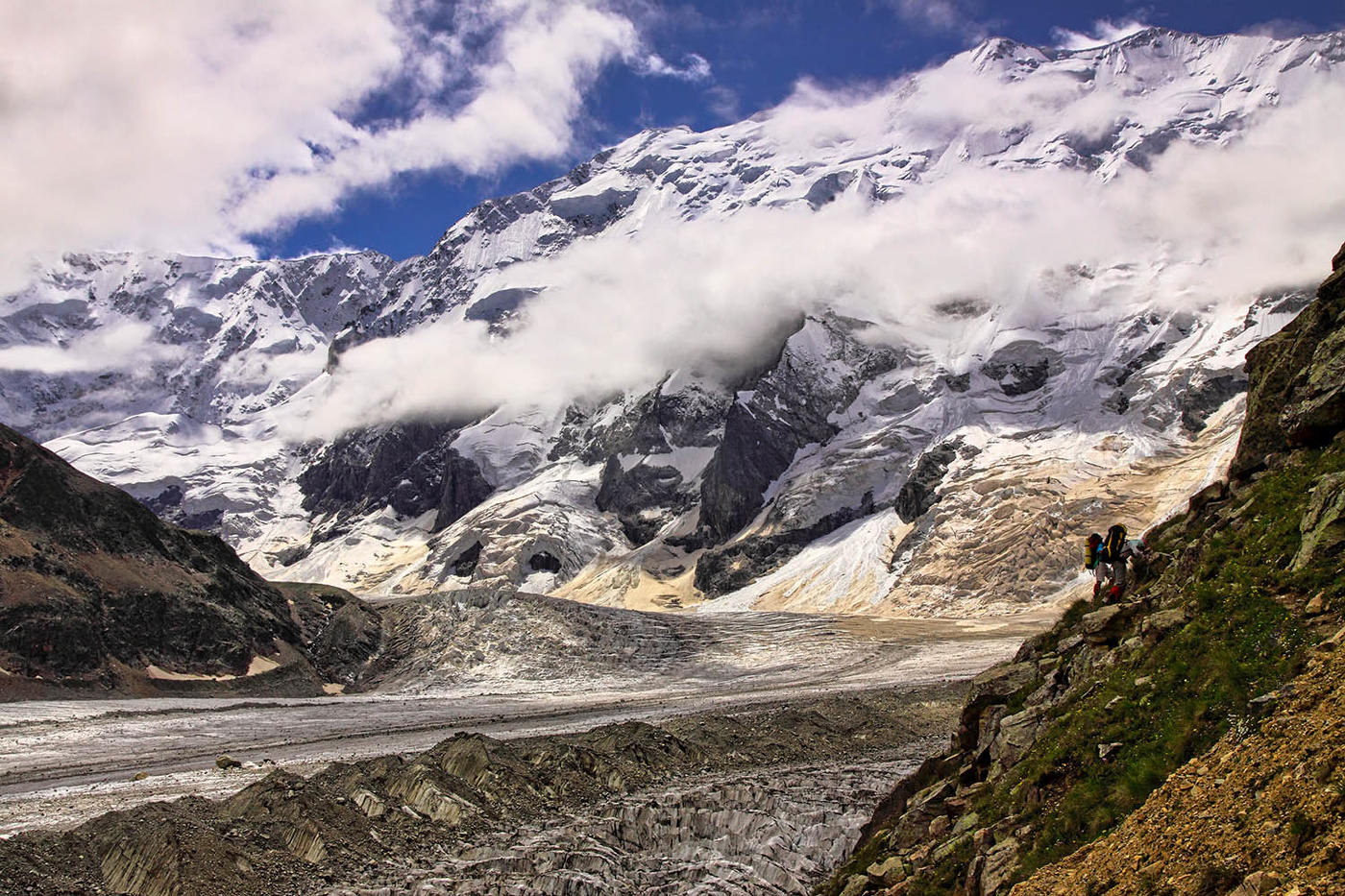 У Безенгийской стены