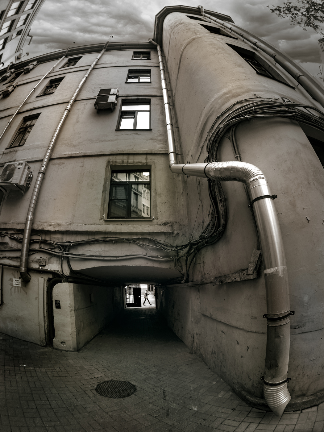 Труба, люк и человеческая фигура