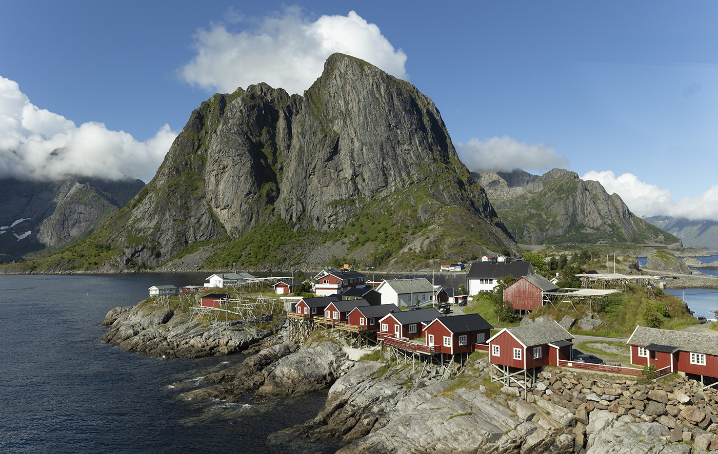 Домики на скалах