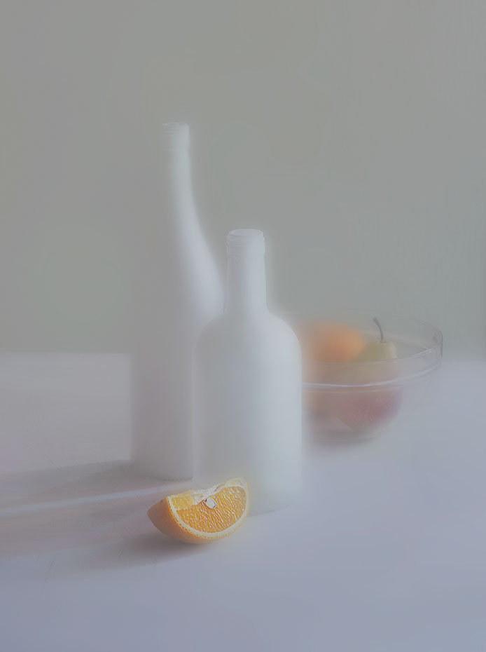 c белыми бутылками