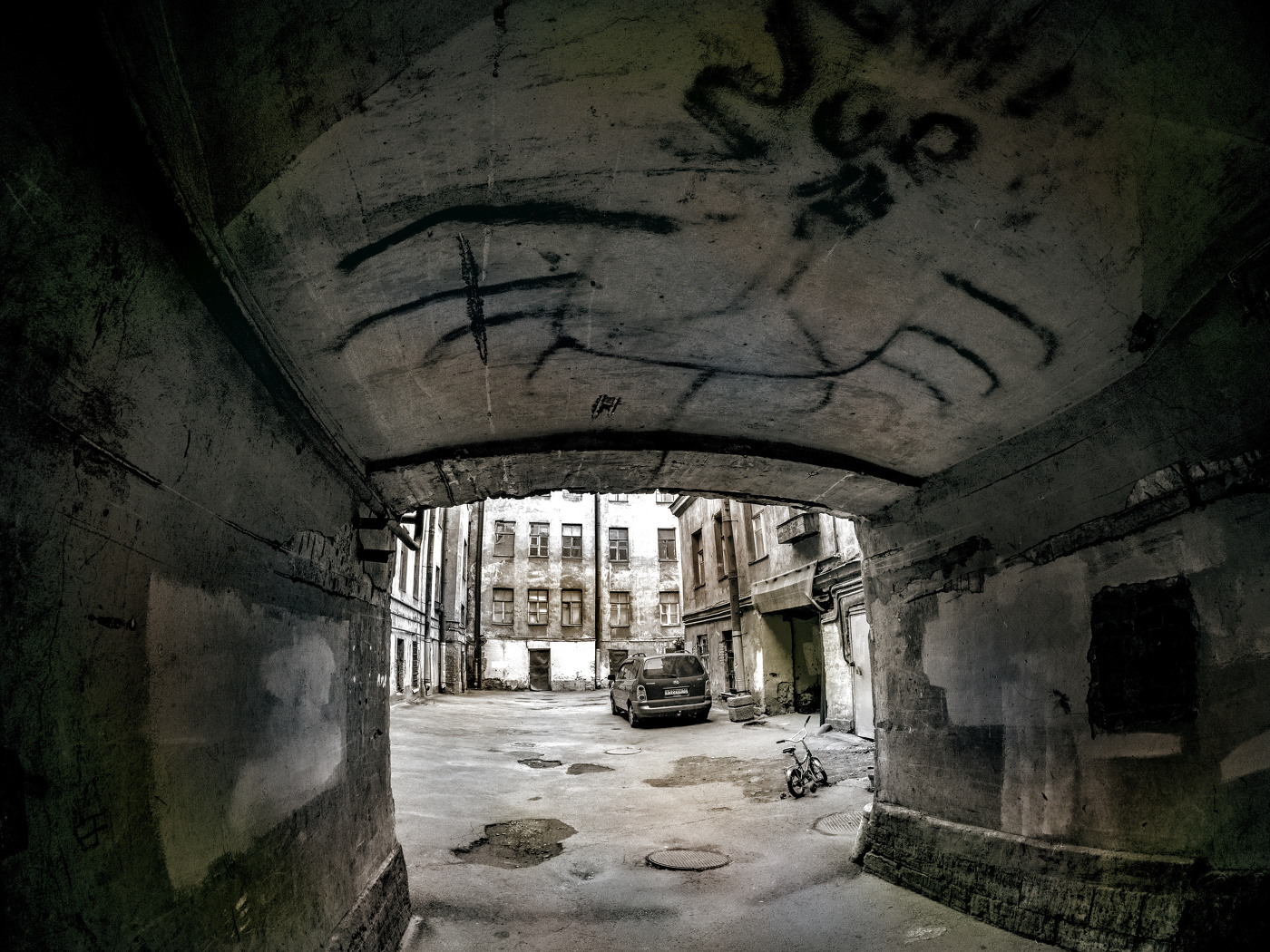 Арка с видом на двор