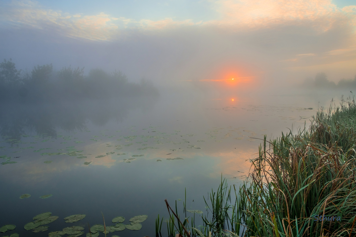 Туман и облака на рассвете.