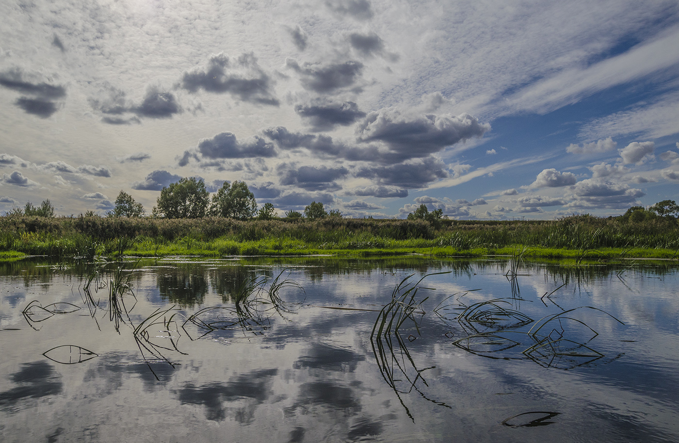 Облака над речкою плывут