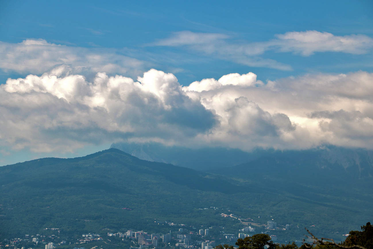 Крымские горы в одеяле облаков
