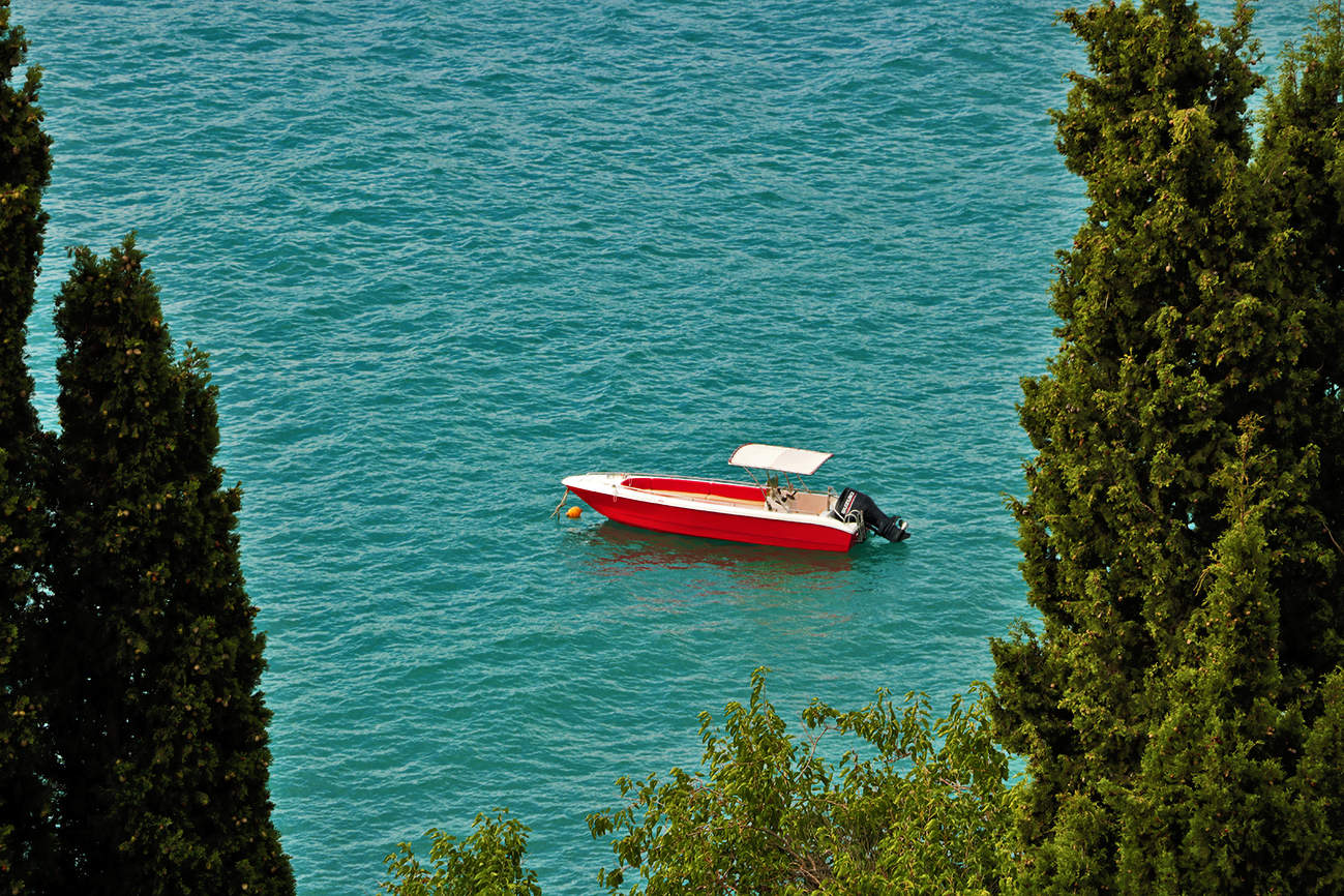 Лодочка в кипарисовой рамке