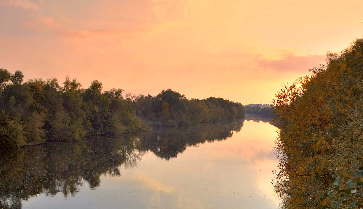 Осенний вечер в дымке на Оке