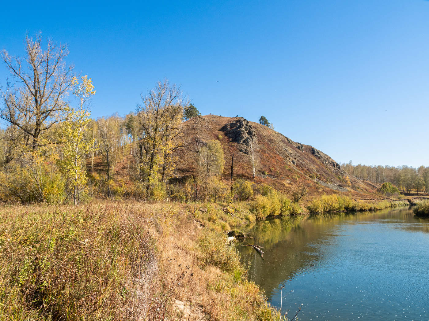 У подножия скалы