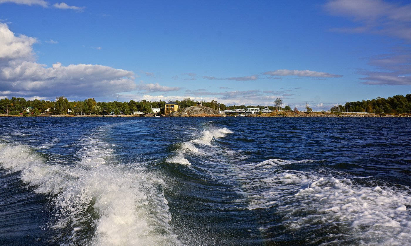 А за кормой...