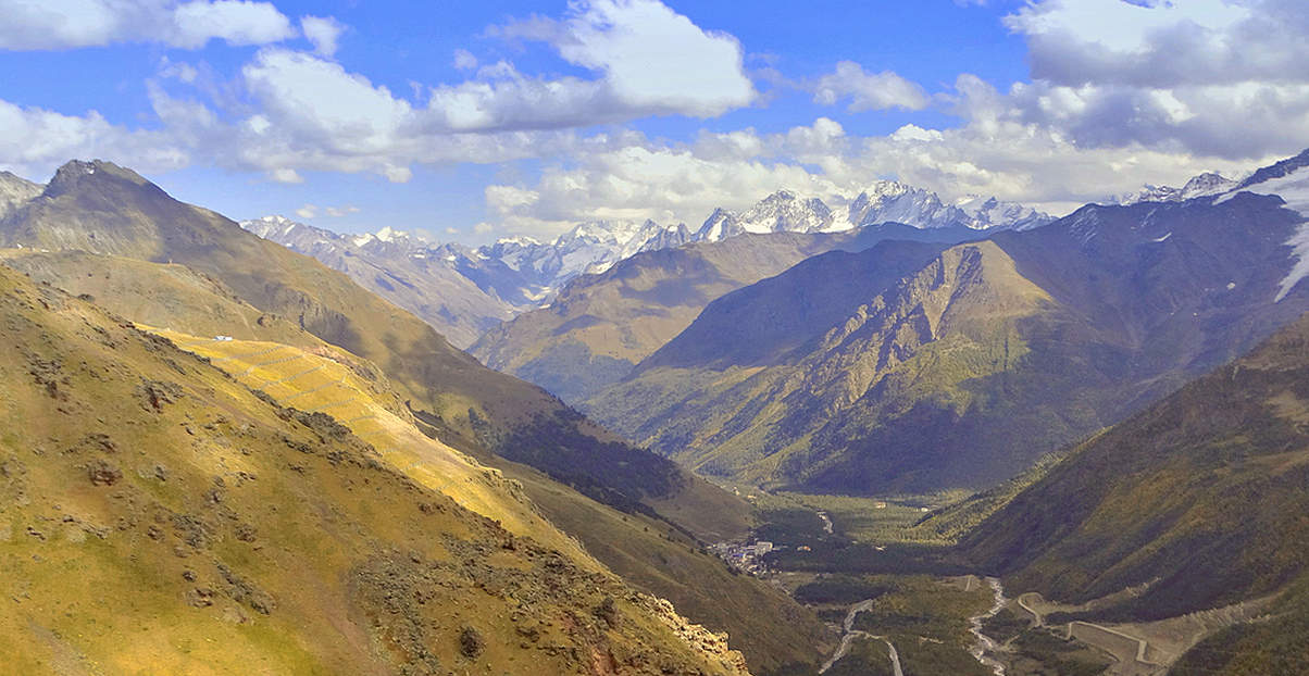 Вид с Эльбруса на гряду Кавказских гор