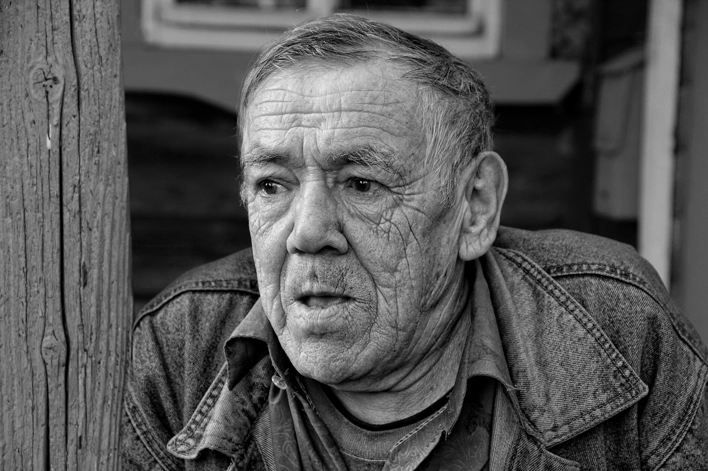 Опять один.