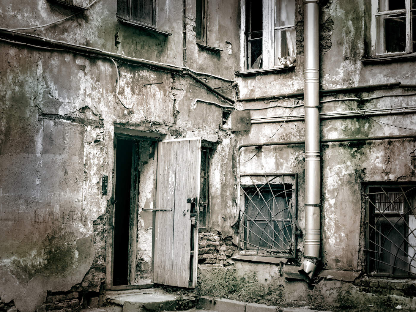 Черно-белый этюд с открытой дверью и трубой