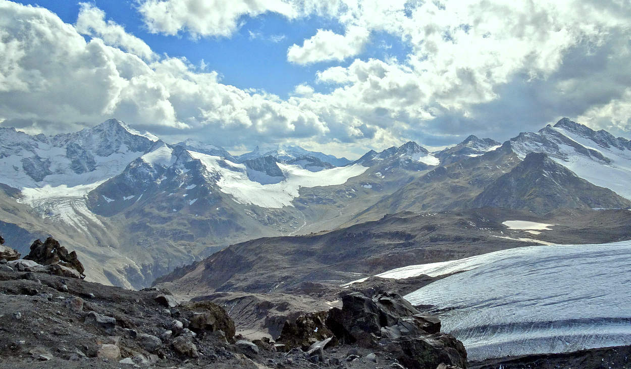 Ледник, озеро, гряда гор