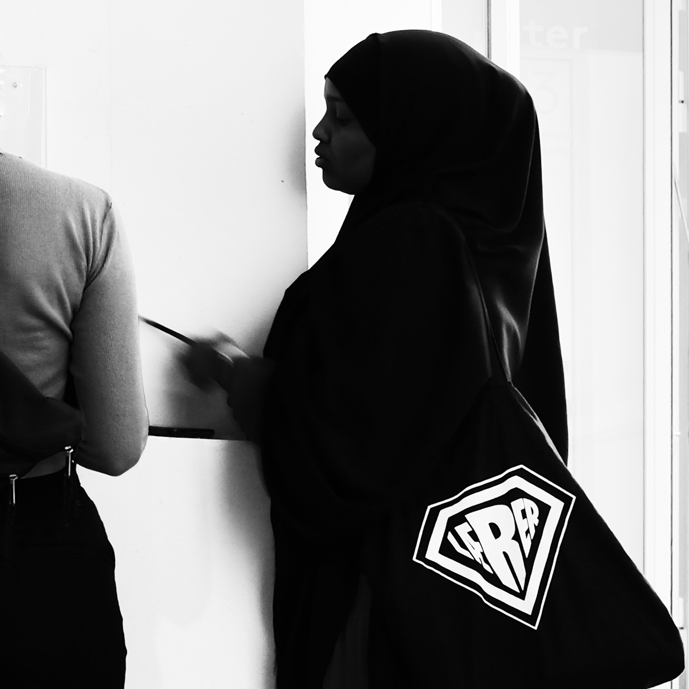 Подставить плечо