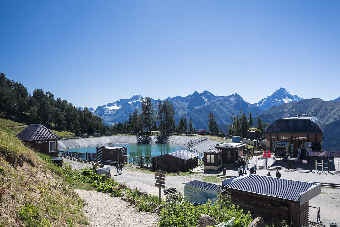 На высоте 2240 м.