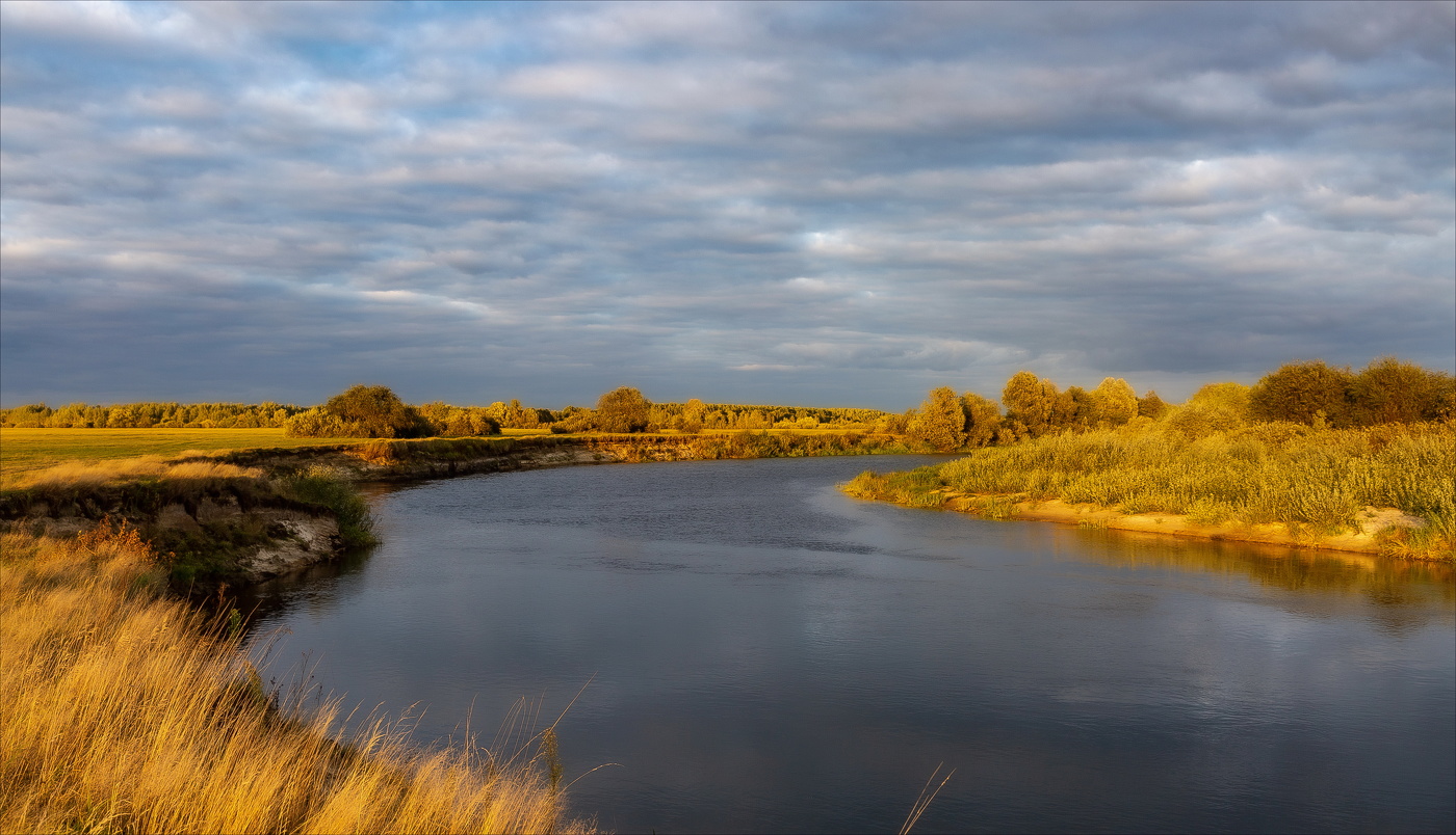 Всё притихло в округе речной...