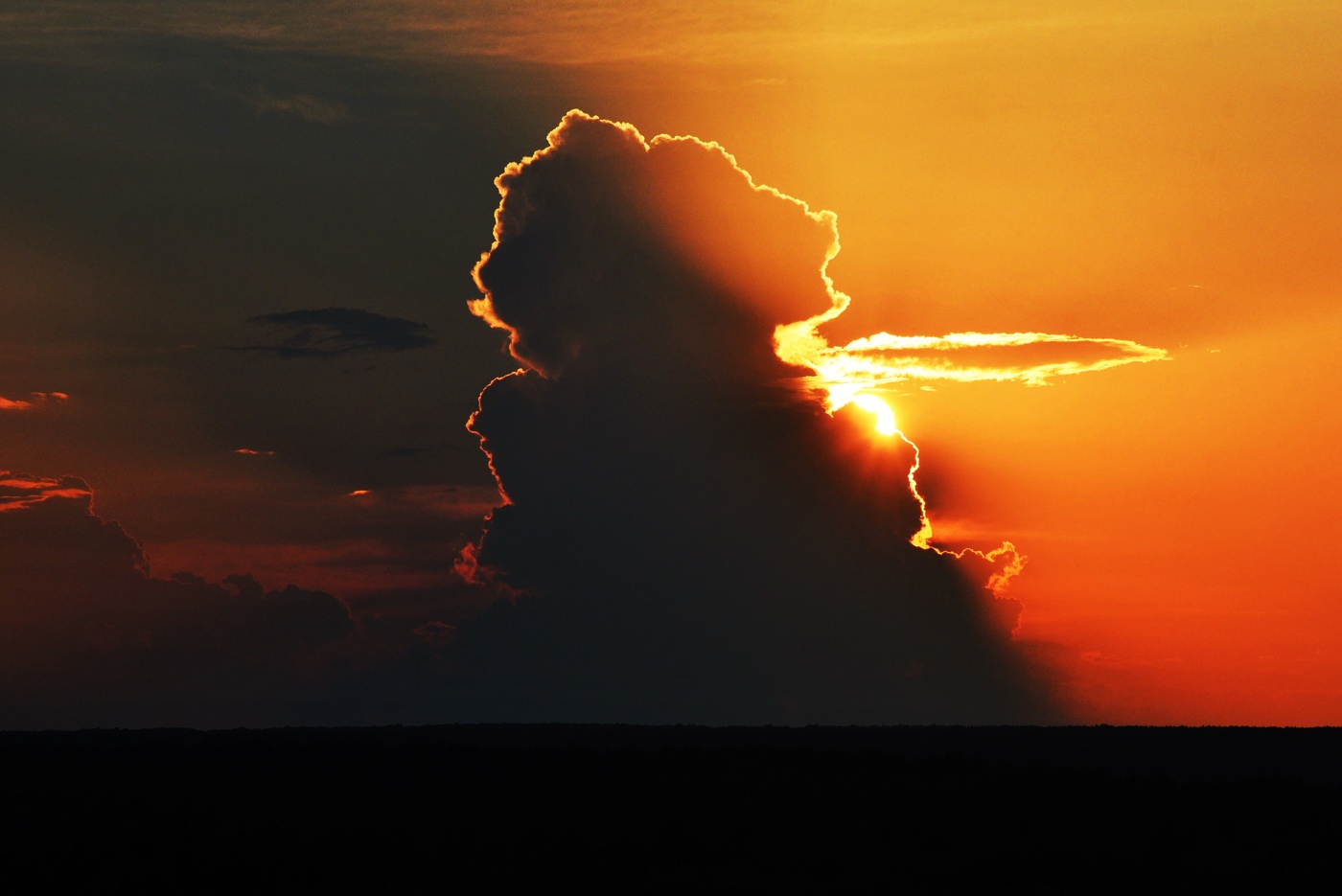 "Темна и громадна, грозна и могуча по небу несется тяжелая туча..."