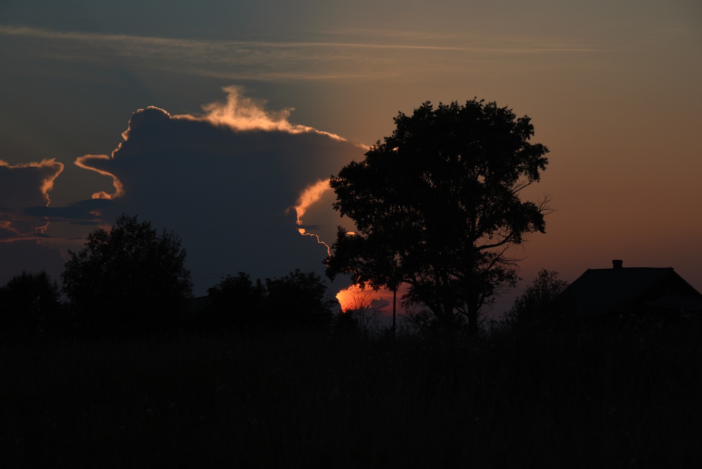 "Прощальный блеск зари на небе догорал ..."