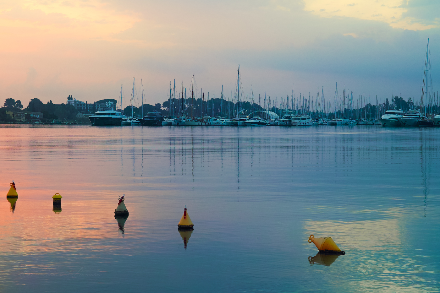 Жёлтые буйки