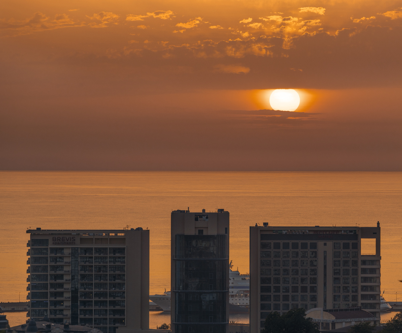 ...нежно с морем прощалось