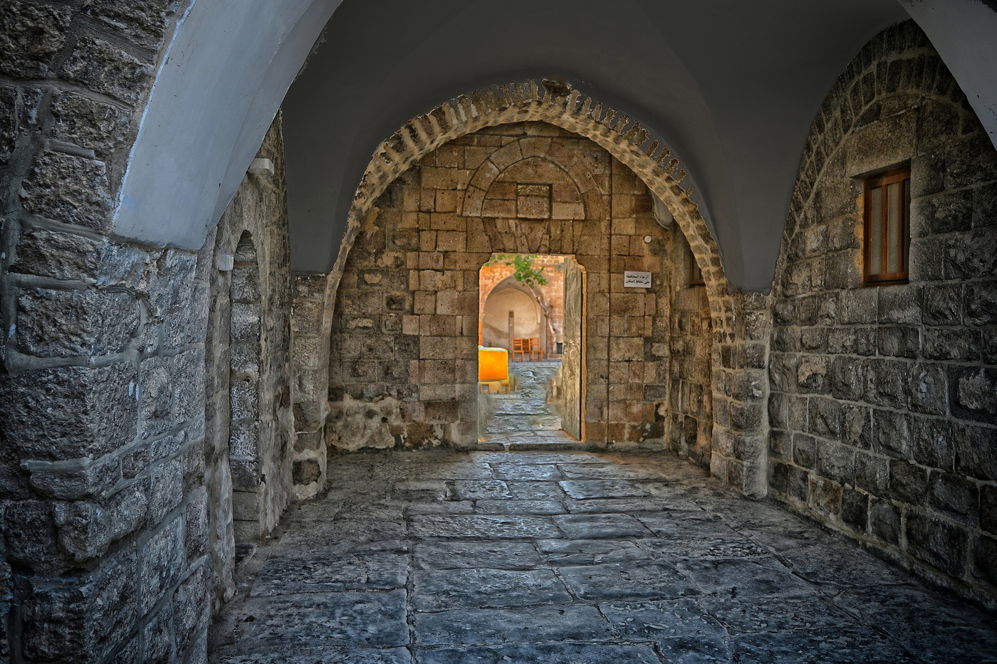 Дворик мечети Наби Муса