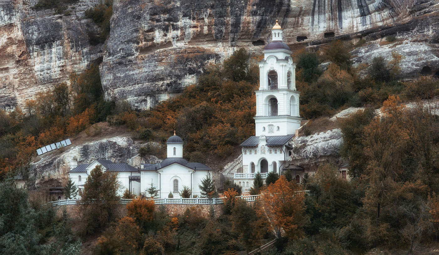 Древняя обитель в горах.