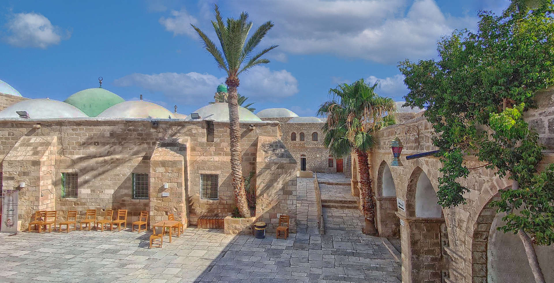 Дворик мечети Наби Муса