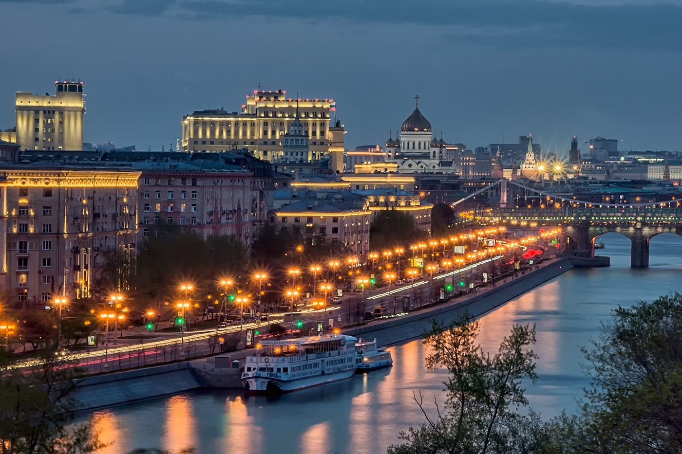 В город приходит вечер...