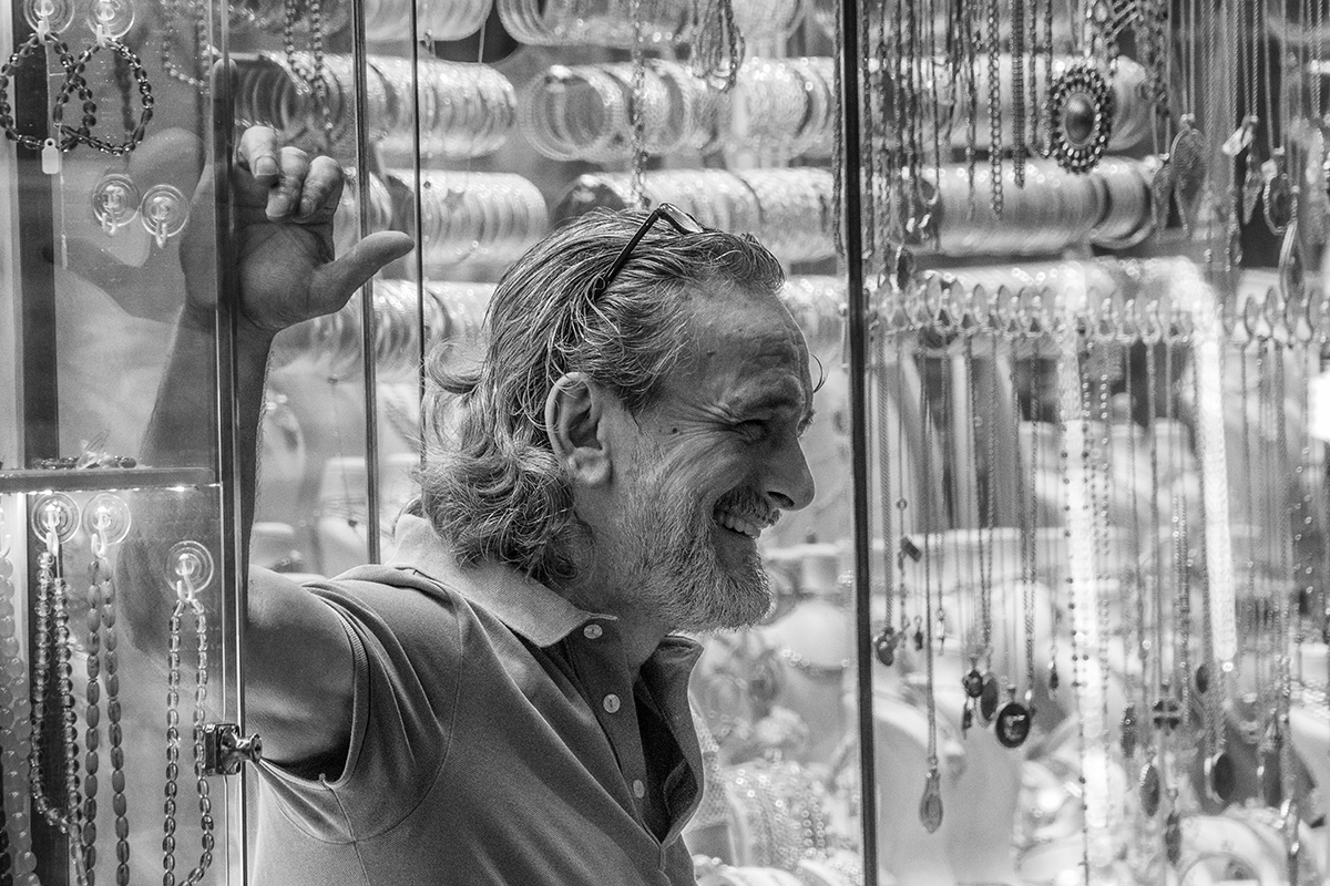 Продавец бижутерии