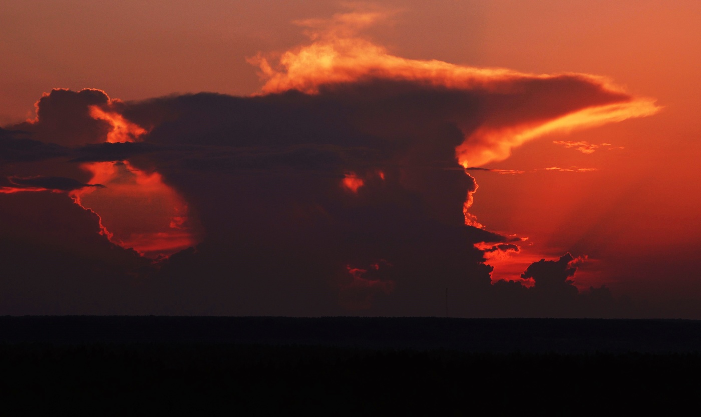 "Закат горел в последний раз, светило дня спустилось в тучи..."