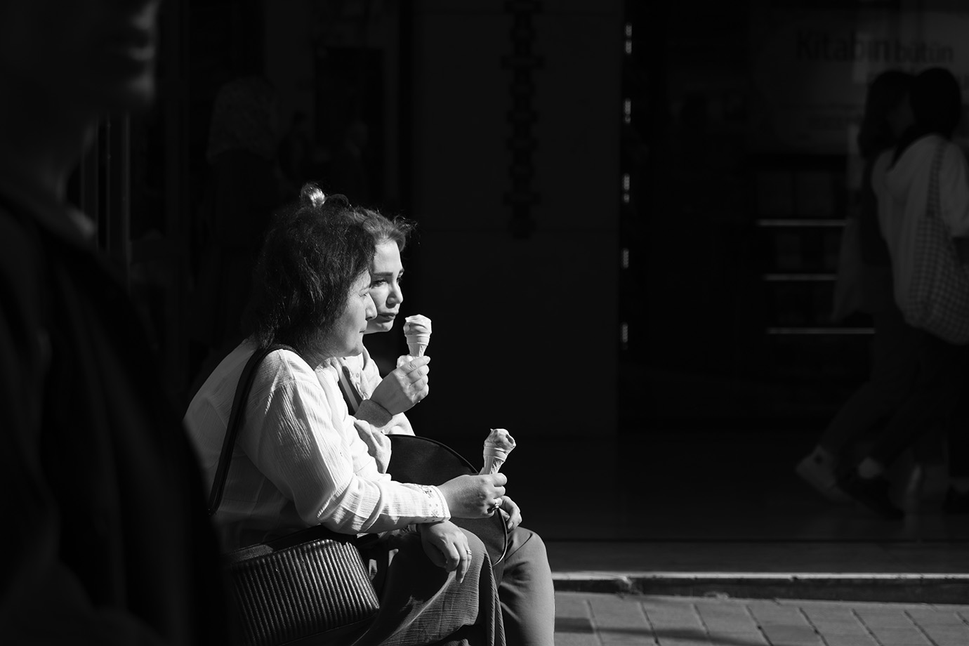 пара стаканчиков мороженого в надежных руках их владелиц в послеобеденный час на стриту