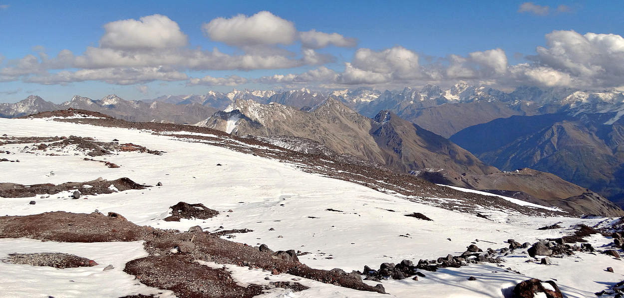 Панорама с Эльбруса на Кавказские горы