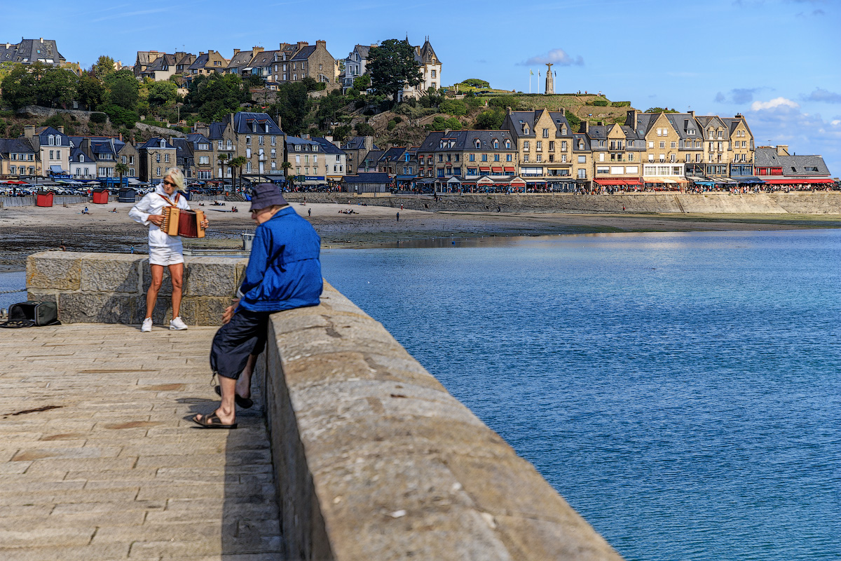 Музыкант и одинокий слушатель на пирсе