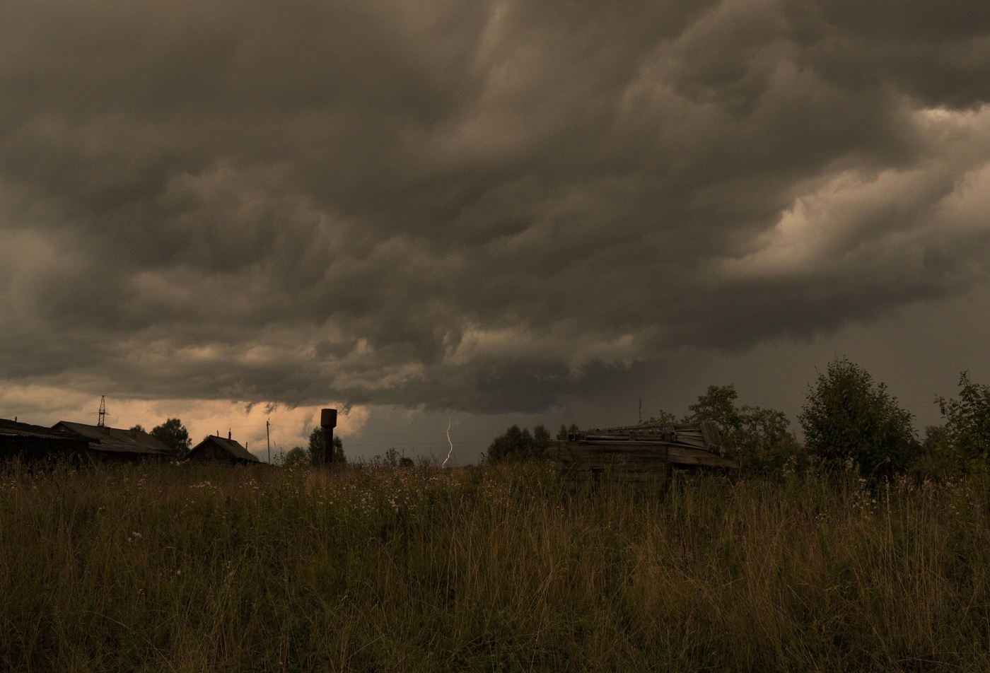 "Ночь близка, на небе черном серых туч ползет громада..."