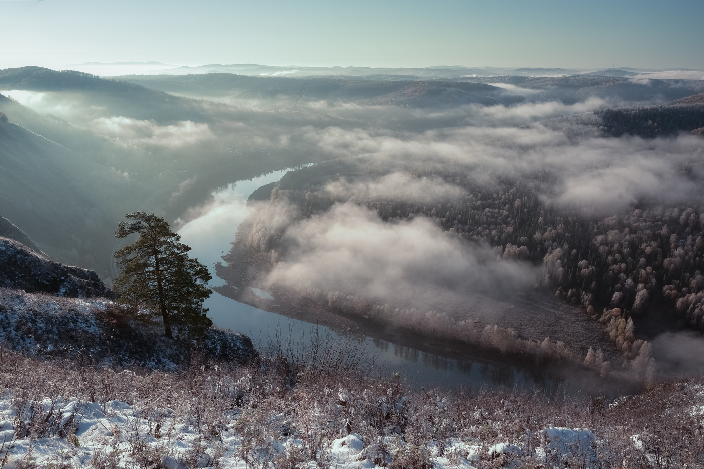 Туманное утро на Катунских утёсов