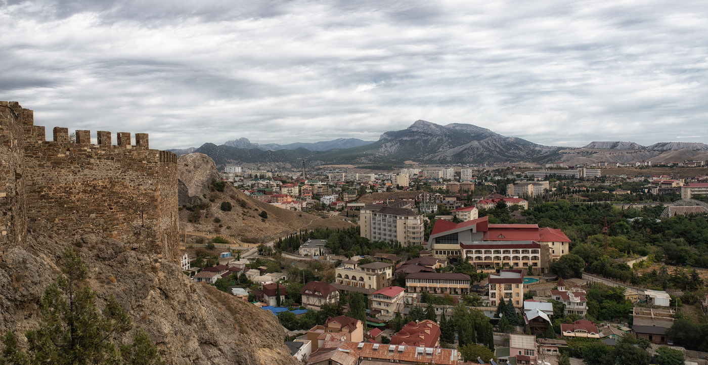 Вид на Судак с Генуэзской крепости.