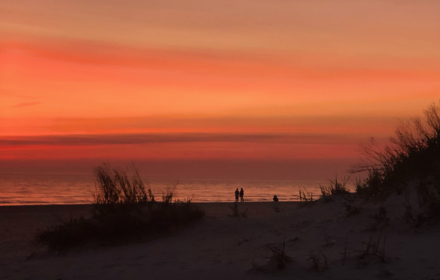 Двое. Пылающий закат